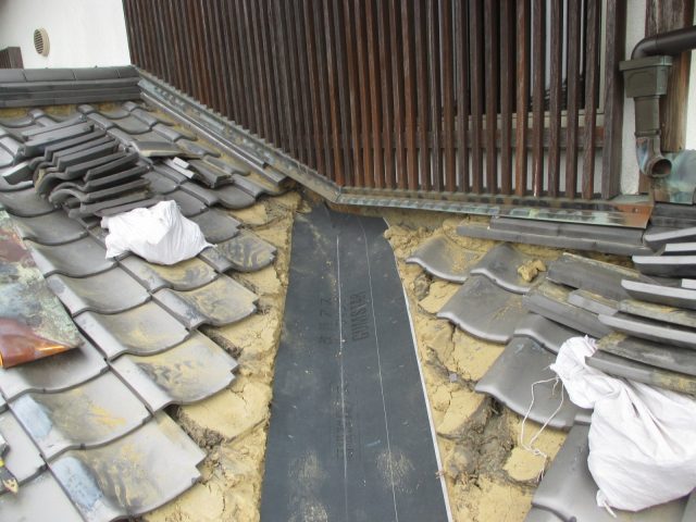 小野市の谷板金工事で改質アスファルトルーフィングを敷設